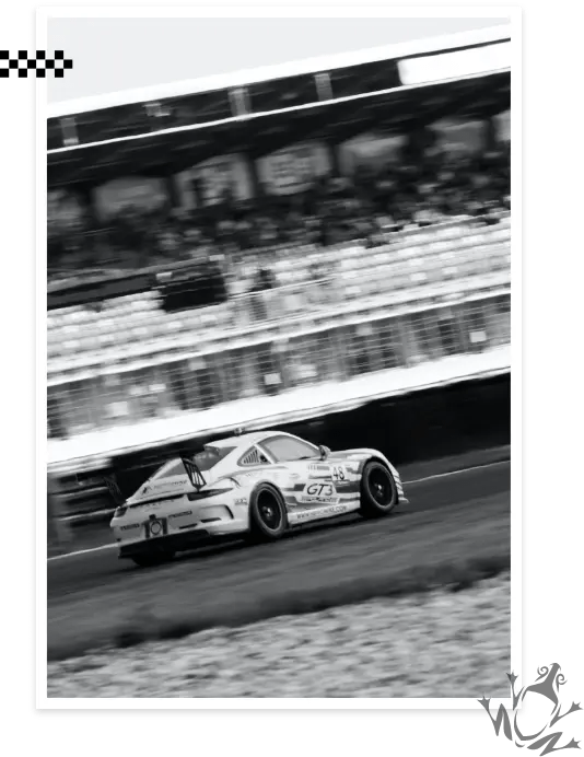 Photo noir et blanc d'une voiture de course GT3 sur circuit